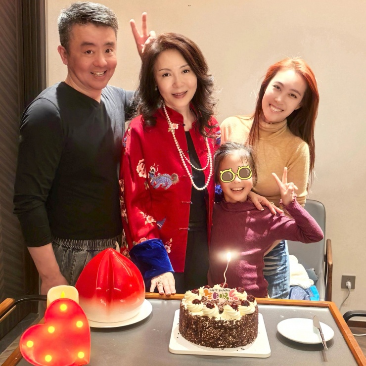 Dương Túc năm nay 56 tuổi, sống cùng chồng và hai con gái trong biệt thự ở Bắc Kinh.