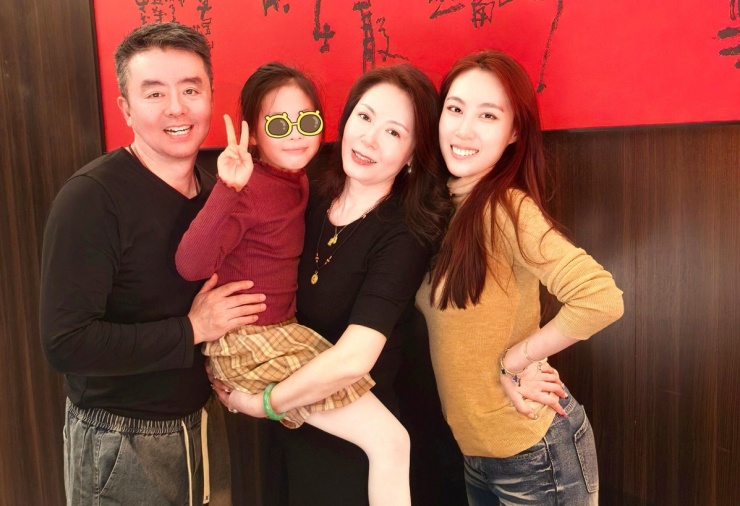 Diễn viên tiết lộ hai con gái hơn kém nhau 19 tuổi, bé út năm nay lên 9. Các con là những món quà quý giá nhất của vợ chồng cô. Hai chị em cách biệt nhiều tuổi nhưng quấn quýt nhau, nhiều chủ đề nói chuyện.