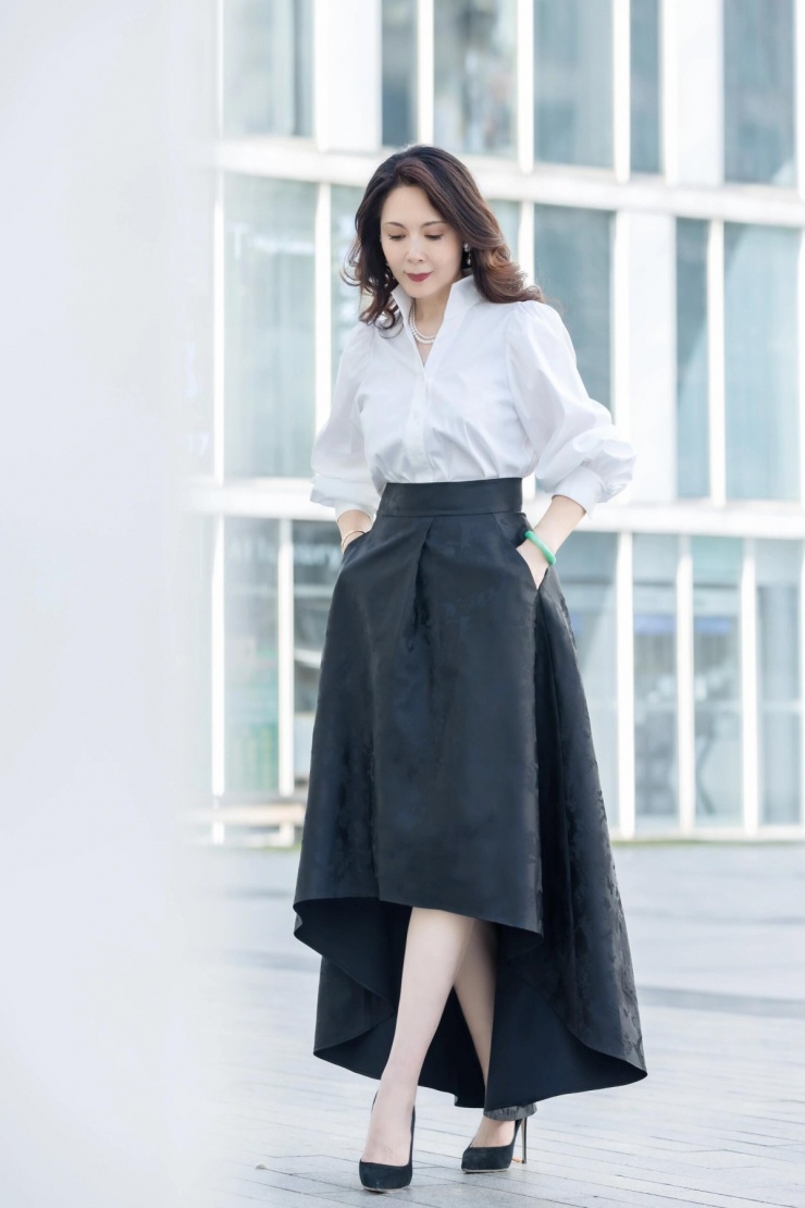 Trong một video trên trang cá nhân, Dương Túc cho biết cuộc sống của cô không phải lúc nào cũng thuận lợi, bình lặng. May mắn là trong những lúc đau khổ, chồng và một số người bạn luôn ở bên cô.