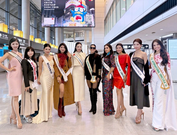 Hoa hậu Kiều Duy (thứ năm từ trái sang) làm quen các thí sinh khi đáp sân bay, hôm 13/11. Cô cho biết ban tổ chức đón tiếp chu đáo, khiến mọi người có cảm giác thoải mái.