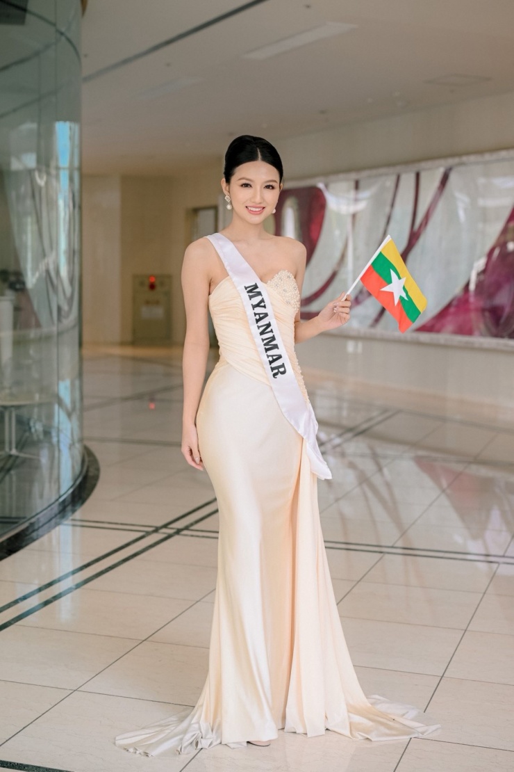 Thí sinh của Myanmar - Nan Inzali - được Missosology xếp vị trí đầu trong bảng đánh giá ở chặng đầu. Cô 23 tuổi, là người mẫu, từng giành danh hiệu Á hậu 1 Miss Universe Myanmar 2025.