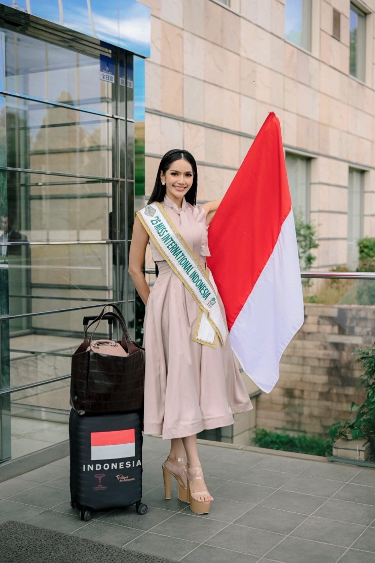 Melliza Yulian, 26 tuổi, nằm trong nhóm tiềm năng của khu vực châu Á. Cô từng đoạt á hậu 1 của cuộc thi cấp quốc gia Puteri Indonesia 2025. Người đẹp cao 1,74 m, có nhan sắc hiện đại, quyến rũ. Yulian tốt nghiệp cử nhân Y khoa loại xuất sắc tại Đại học Indonesia vào năm 2021.