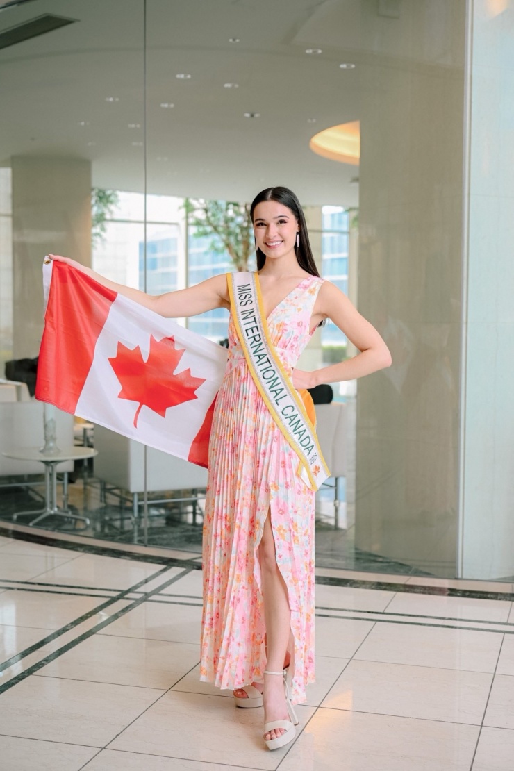 Người đẹp Canada diện đầm họa tiết hoa trong ngày đầu ở cuộc thi.