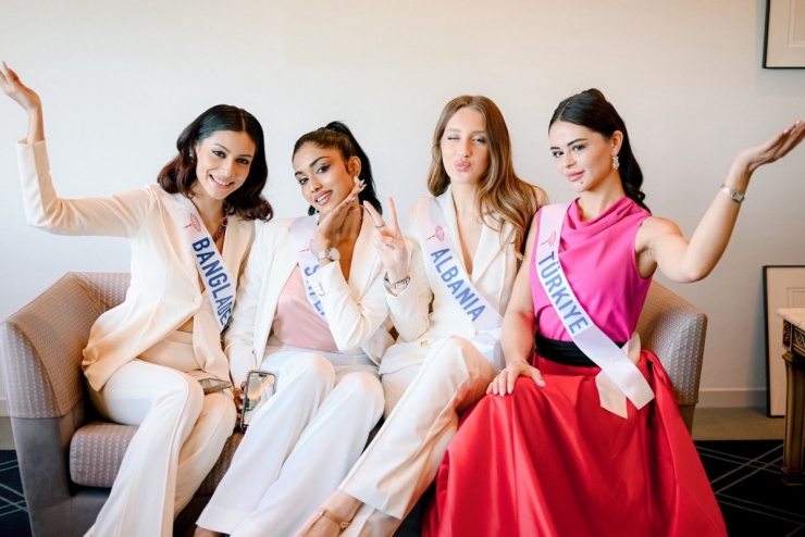 Nhóm thí sinh tạo dáng với trang phục thanh lịch.