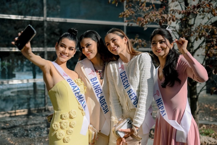 Các người đẹp làm quen, chụp ảnh kỷ niệm tại một hoạt động, ngày 13/11.