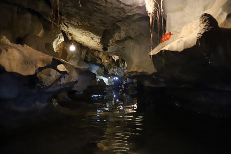 Dòng suối ngầm mát lạnh uốn lượn trong hang Cơ yếu. Ảnh: T.T