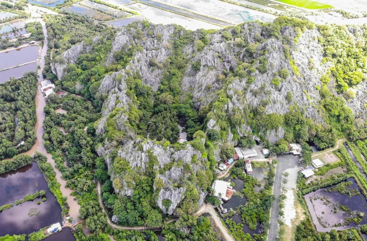 Toàn cảnh khu di tích Hang Mo So nhìn từ trên cao. Ảnh: N.H