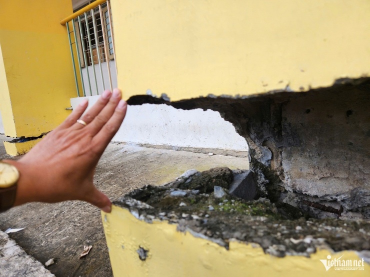 Trung tâm Văn hóa – Thể thao phường An Lạc hiện đã xuống cấp nặng nề, với các cột bê tông chịu lực bị đứt gãy ngang thân, khe hở rộng đến 20cm. Ảnh: TK