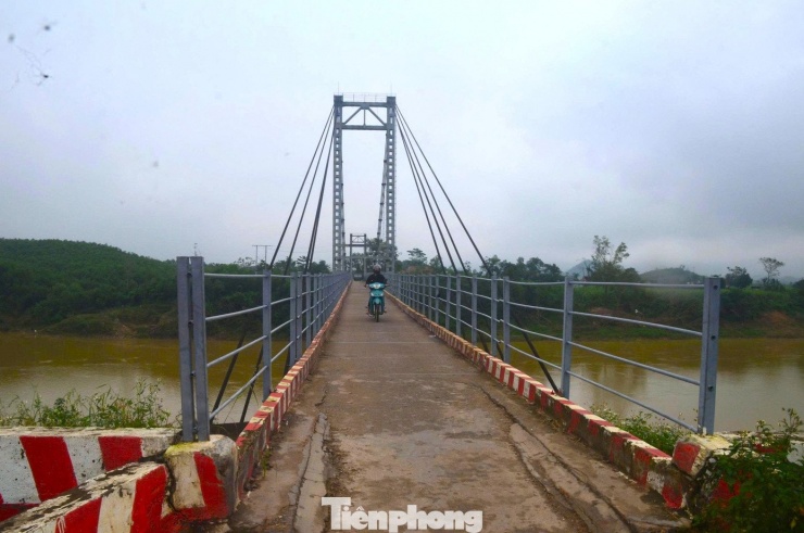 Trụ cầu treo bị khoét hàm ếch, rọ đá lộ thiên - 1