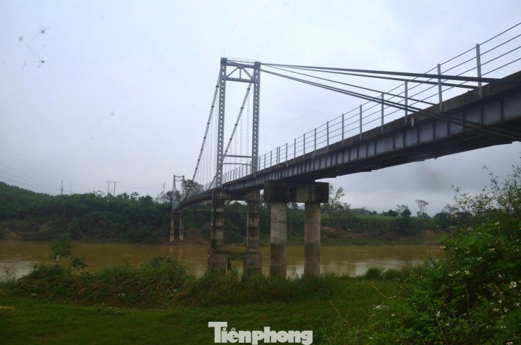 Trụ cầu treo bị khoét hàm ếch, rọ đá lộ thiên - 7