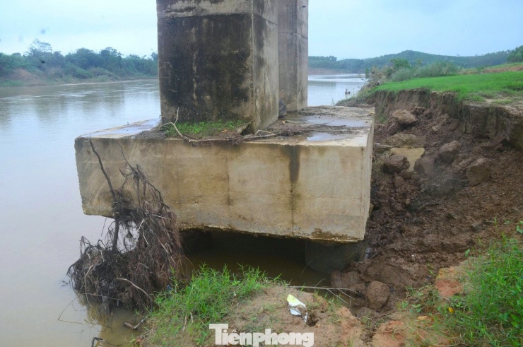 Trụ cầu treo bị khoét hàm ếch, rọ đá lộ thiên - 6