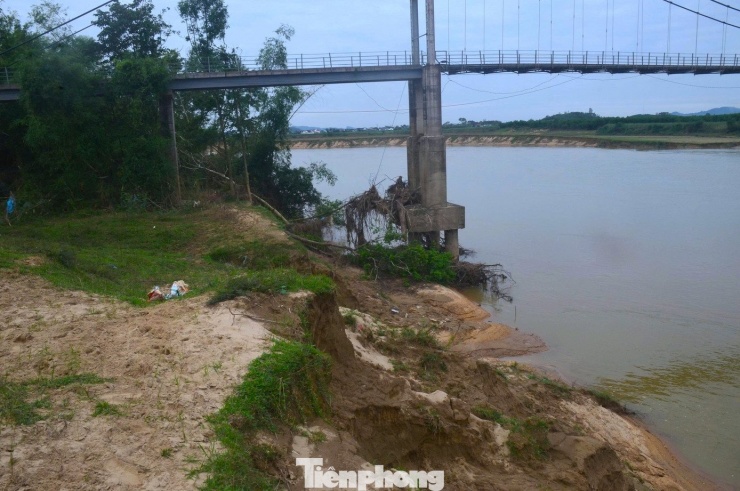 Trụ cầu treo bị khoét hàm ếch, rọ đá lộ thiên - 11