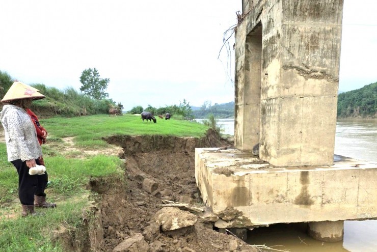 Trụ cầu treo bị khoét hàm ếch, rọ đá lộ thiên