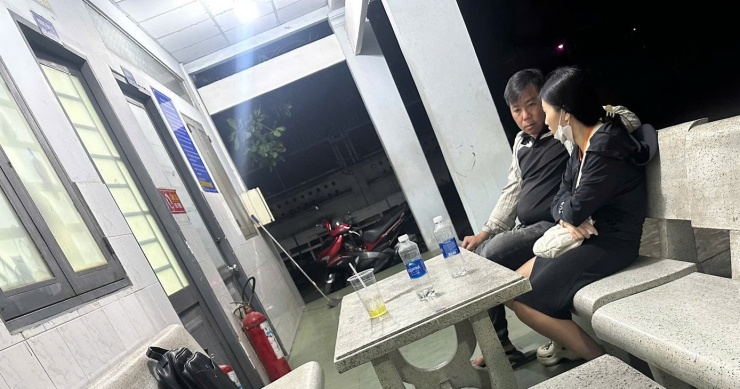 Người thân bà Q. tại cơ quan công an.