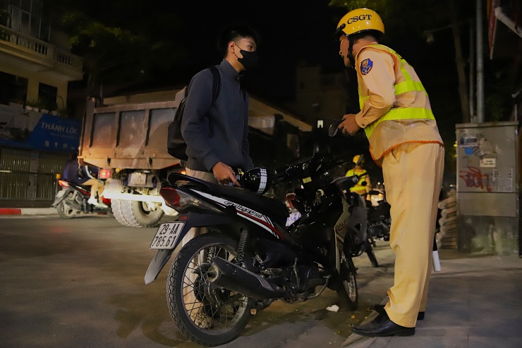 Đối với các trường hợp sử dụng điện thoại khi điều khiển phương tiện, lực lượng CSGT tiến hành tuần lưu trên đường để kịp thời phát hiện, xử lý.