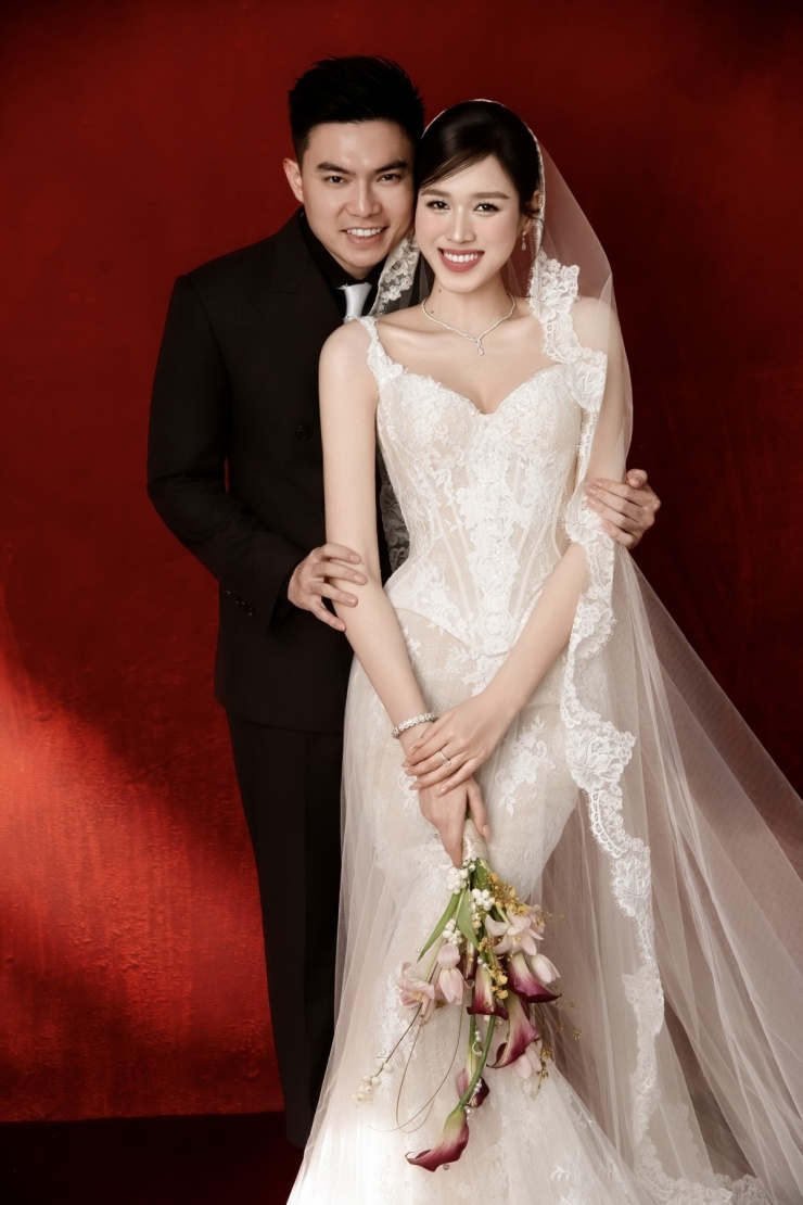 Đỗ Thị Hà và chồng - doanh nhân Nguyễn Viết Vương - được quan tâm sau lễ cưới ở Quảng Trị tháng 10 và Hà Nội hôm 9/11. Hoa hậu được khán giả khen ngày càng xinh đẹp, ăn mặc thanh lịch.