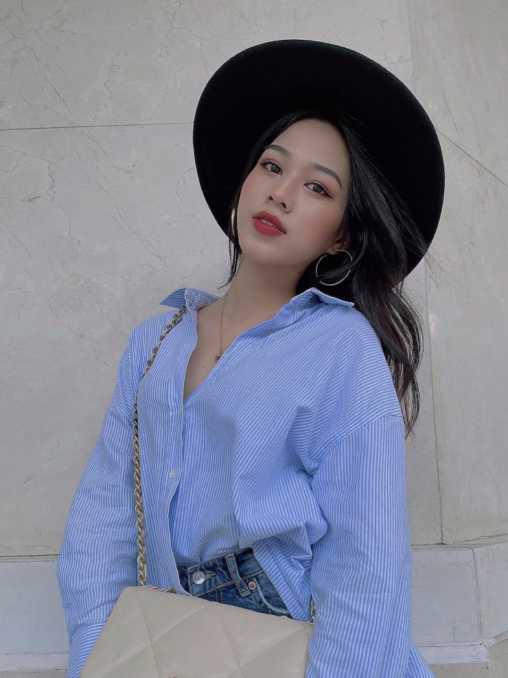 Dần dần, hoa hậu cải thiện cách phối đồ. Cô tham khảo các xu hướng, cách kết hợp của fashionista và học theo.