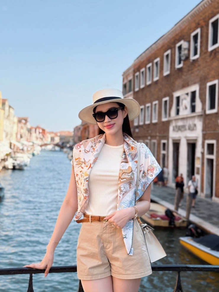 Từ đầu năm tới nay, Đỗ Thị Hà chuộng phong cách Pháp thanh lịch. Cô thường dùng túi Kelly, đội mũ fedora, phối khăn lụa, áo phông, đầm chấm bi với sắc trung tính như be, trắng, nâu.