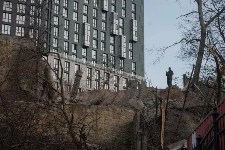 Azerbaijan triệu tập đại sứ Nga vụ ĐSQ ở Kiev bị trúng trên lửa Iskander - 1