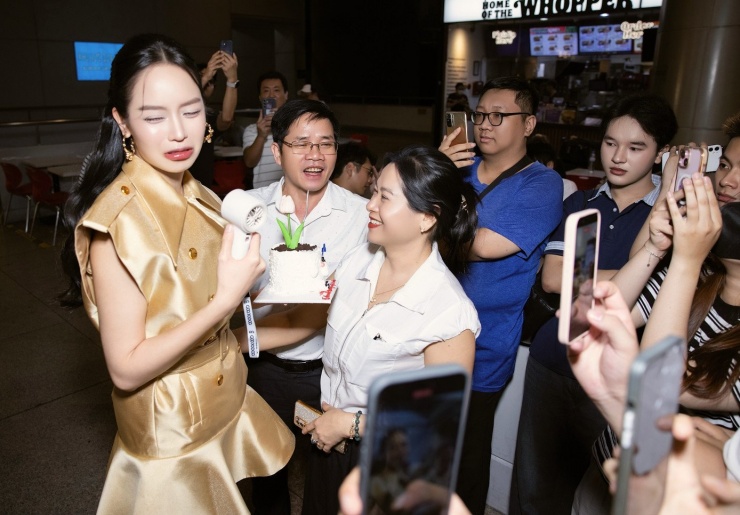 Thanh Thủy xúc động khi được bố mẹ tiễn ra sân bay.