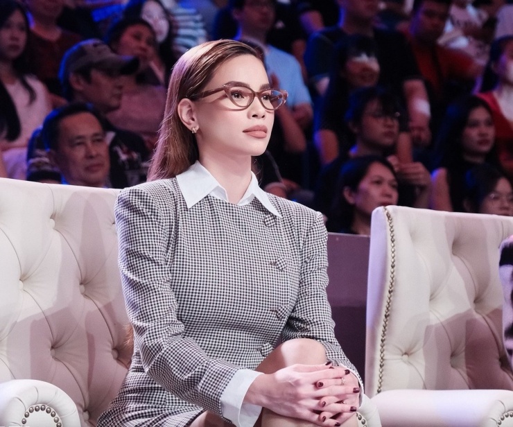 Ca sĩ Hồ Ngọc Hà lần đầu chấm chung khảo Human Act Prize. 