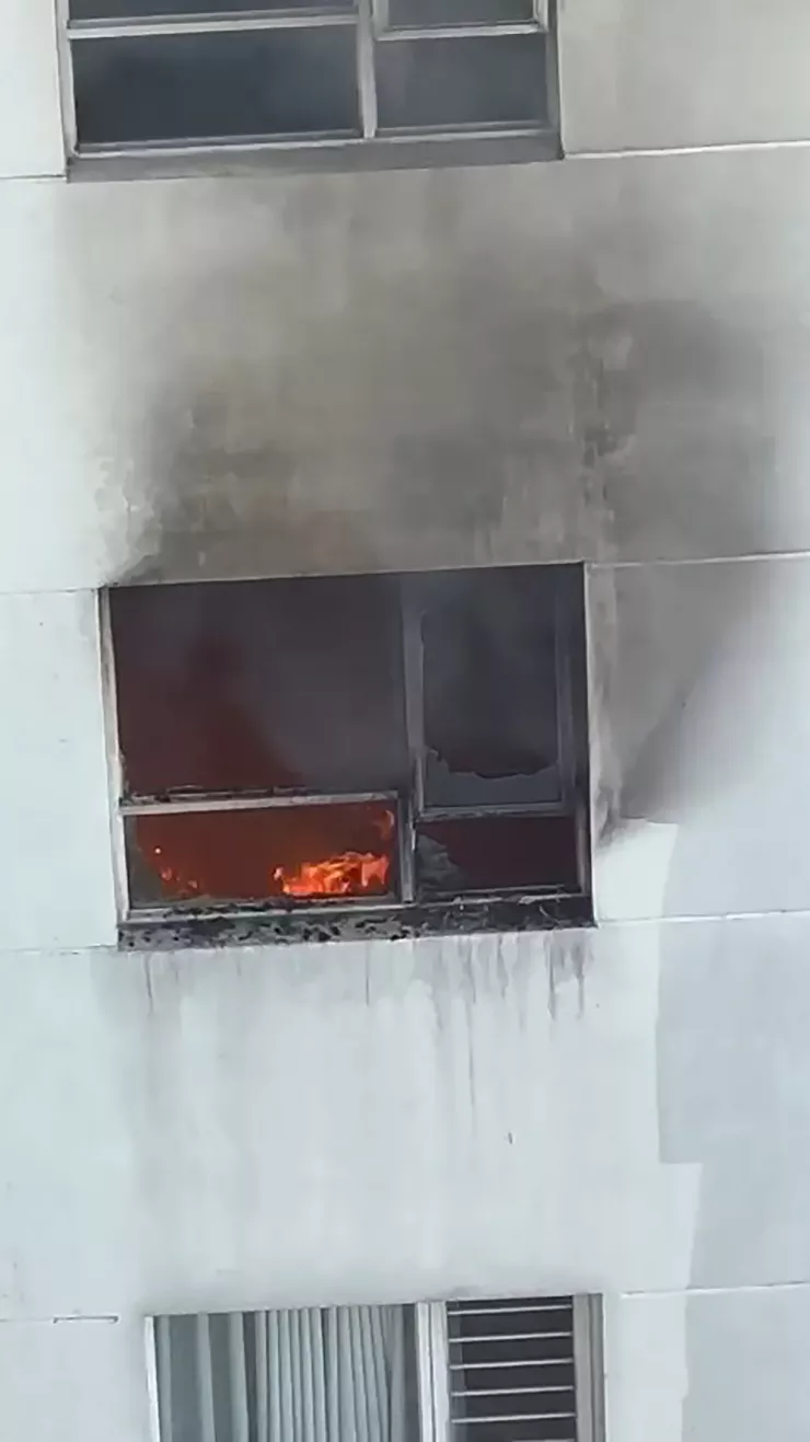 Đám cháy bùng lên từ căn hộ ở tầng 12 chung cư. Ảnh: HT