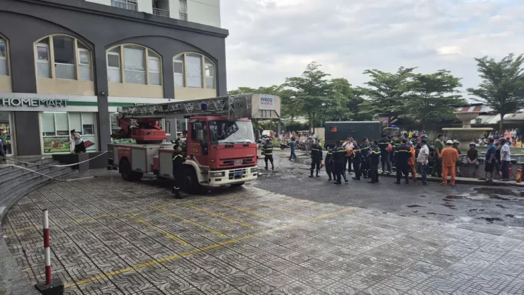 Cảnh sát PCCC sau đó có mặt khống chế đám cháy. Ảnh: HT