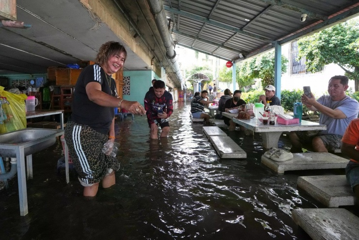Lũ lụt bất thường thậm chí giúp doanh thu nhà hàng tăng gấp đôi. Ảnh: AP.