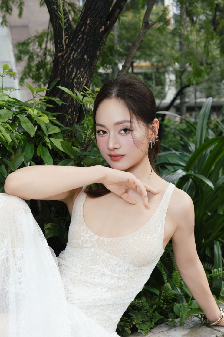 Khác với trên phim, ngoài đời, Lan Phương xuất hiện nữ tính thanh lịch với đầm trắng 2 dây sexy.