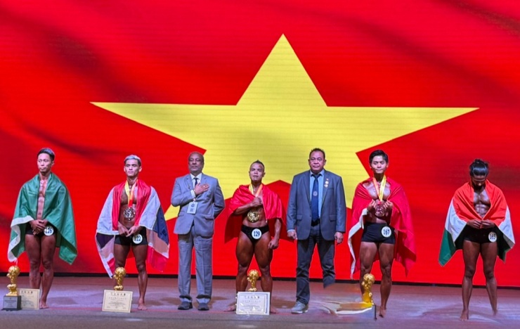 Chào quốc kỳ Việt Nam tại lễ trao huy chương cho Trần Hoàng Duy Thuận