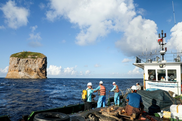 Trong một hành trình cùng tàu bảo đảm an toàn hàng hải Nam Trung Bộ, PV VietNamNet có dịp đặt chân tới hải đăng Hòn Hải ở vùng biển Bình Thuận (tỉnh Lâm Đồng). Đây được xem như điểm xa nhất của đường viền nội thủy nước ta ở vùng Nam Biển Đông, cách đảo Phú Quý khoảng 60km về phía Nam - Đông Nam.