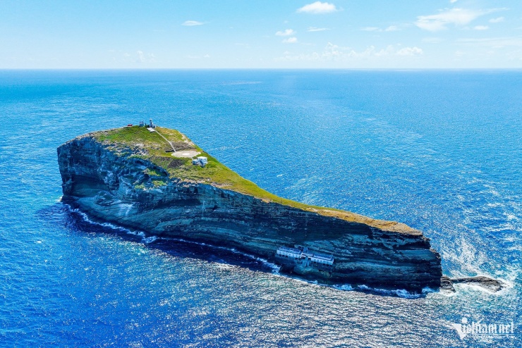 Nhìn từ xa, đảo Hòn Hải trông giống như một tảng đá khổng lồ nổi lên giữa biển. Điểm cột mốc A6 trên Hòn Hải là điểm cơ sở để tính chiều rộng lãnh hải của Việt Nam. 