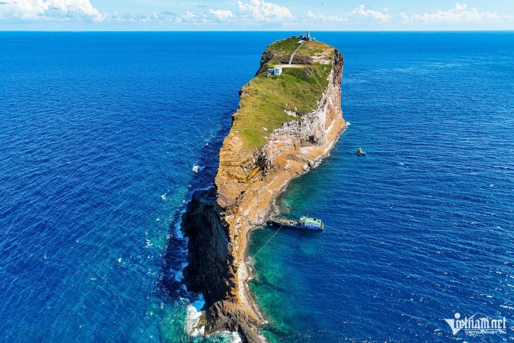 Còn từ góc trên cao xuống, đảo trông giống một con cá voi hay cá nhà táng khổng lồ ngoi lên mặt nước, thật sự rất ấn tượng. Đảo có diện tích rất nhỏ, địa hình núi đá dựng đứng, không có cây xanh lớn. Xung quanh đảo là rạn san hô, biển sâu và thường có sóng mạnh. Có 2 cầu tàu nằm hai bên sườn đảo để neo thuyền.