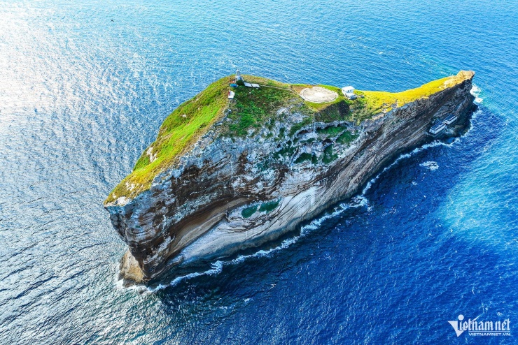 Khu vực này thường có sóng rất mạnh, nên tùy theo con nước và hướng sóng, thuyền trưởng sẽ quyết định neo tàu bên sườn nào. Trung tuần tháng 8 vừa qua, sóng biển đánh vào mạn đảo rất mạnh, tàu của đoàn công tác phải neo từ xa, thả người và hàng hóa di chuyển vào đảo bằng thuyền thúng.