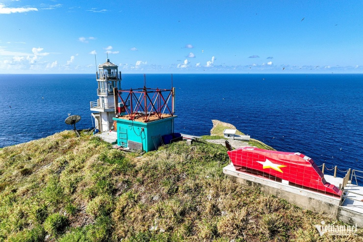 Nằm ở vị trí cực Đông Nam của đường cơ sở, đảo cũng là chốt mốc trong hệ thống xác định chủ quyền biển Việt Nam, giúp chúng ta kiểm soát vùng biển rộng lớn phía Đông Nam - nơi có nguồn tài nguyên hải sản phong phú và tuyến hàng hải quốc tế quan trọng.