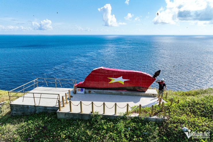 Hòn Hải là điểm tựa chiến lược cho Hải quân Vùng 4 (đơn vị quản lý khu vực Trường Sa và Nam Trung Bộ). 