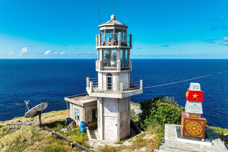 Khoảng đầu năm 2000, Bộ Quốc phòng (cụ thể là Vùng 4 Hải quân) đã khảo sát và lập kế hoạch xây dựng cầu tàu kiên cố cho Hòn Hải. Công ty xây dựng Lũng Lô được giao trực tiếp thi công, triển khai xây dựng trong điều kiện vô cùng khó khăn. 