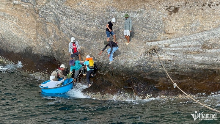 Sóng to, gió mạnh, không có bãi bằng để tập kết vật liệu. Mọi vật tư như xi măng, sắt thép, đá… đều được chuyển bằng tàu từ đất liền và vận chuyển thủ công lên đảo. Trong quá trình vận chuyển vật liệu và thi công cầu tàu, các chiến sĩ công binh ăn ở, làm việc trực tiếp trên đảo trong điều kiện cực kỳ khắc nghiệt. 