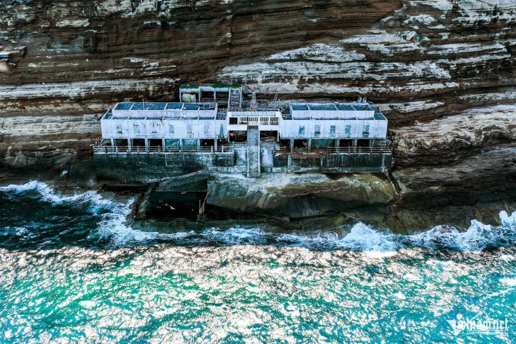 Trong ảnh là cầu tàu Hòn Hải được hoàn thành và đưa vào sử dụng vào năm 2005. Cầu tàu có kết cấu bê tông cốt thép kiên cố, dài khoảng 30-40m, vươn ra phía tây đảo - nơi có điều kiện sóng gió nhẹ hơn. Cầu đủ sức đón tàu tuần tra, tàu vận tải nhỏ của Hải quân và Kiểm ngư cập bến trực tiếp để tiếp tế lương thực, nước ngọt, nhiên liệu, thay quân, vận chuyển thiết bị khoa học, thực hiện công tác cứu hộ - cứu nạn và bảo trì hải đăng. 