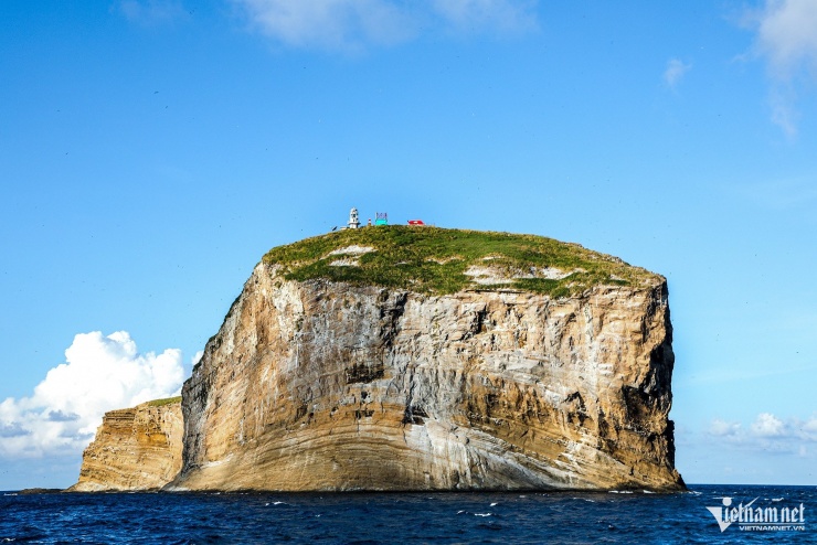 Sóng cao 3-4m, không có bến neo an toàn, các chiến sĩ phải neo tàu ngoài xa rồi dùng dây kéo từng bao xi măng, thanh sắt vào đảo. Nhiều đợt gió mùa, tàu bị đánh trôi, người và vật tư còn bị cuốn xuống biển. 