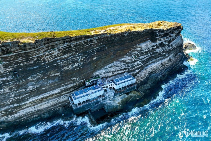 Cầu tàu cũng là nơi kết hợp làm nhà ở và chỗ làm việc của cán bộ trực trên đảo, có đường hầm xuyên sang phía bên kia và đi lên đỉnh đảo.