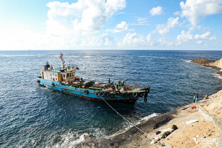 Hiện nay, trên đảo luôn có một đội kỹ thuật của Công ty Bảo đảm an toàn hàng hải Nam Trung Bộ thường trực để quản lý, bảo trì và vận hành hải đăng Hòn Hải.