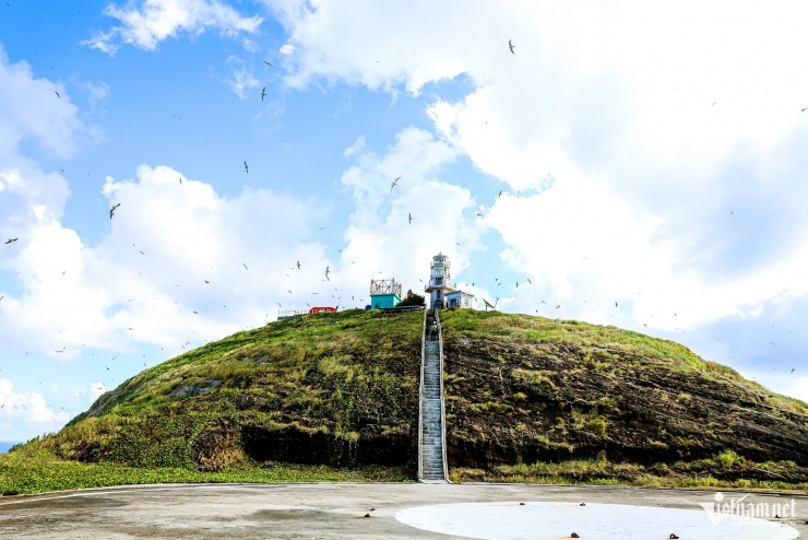 Đường hầm xuyên sang hai bên cầu cảng và đi thẳng lên đỉnh đảo do các chiến sĩ công binh xây dựng để dễ vận chuyển trang thiết bị cũng như vật tư kỹ thuật, thuận tiện cho anh em kỹ thuật viên tạm trú những lúc sóng to biển động.