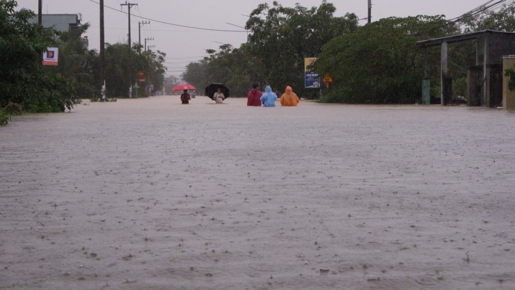 Miền Trung tiếp tục hứng chịu một đợt mưa rất lớn trên diện rộng.