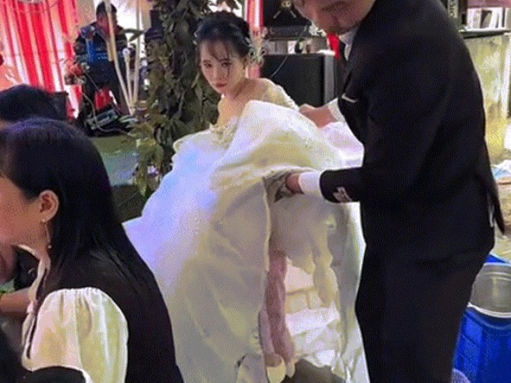 Cô gái 1m46 lấy chồng cao gần 1m9, chú rể làm điều đặc biệt suốt hôn lễ