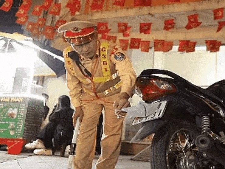 CSGT không nương tay với tài xế ‘né’ phạt vì lý do vội vàng, con nhỏ nghịch ngợm