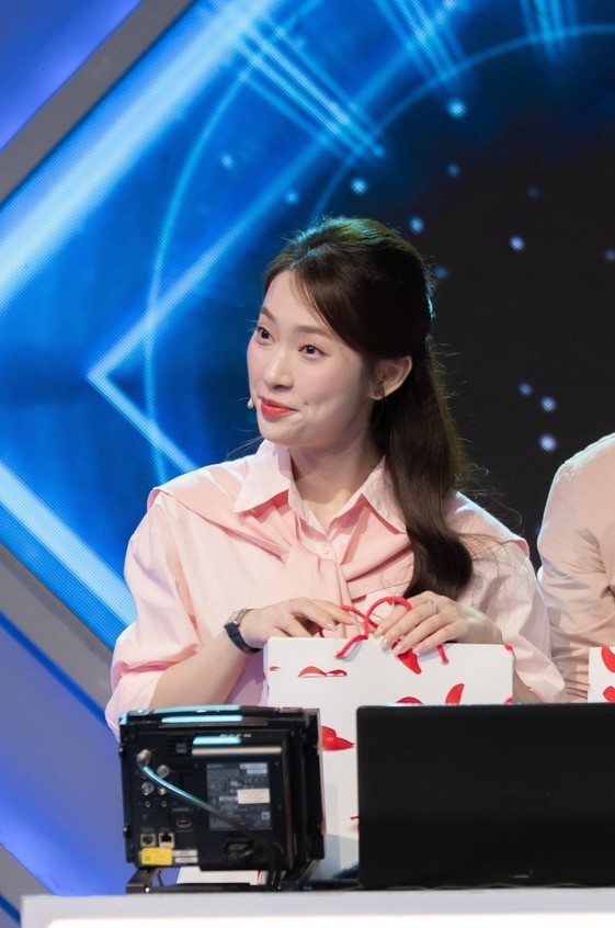 Do tính chất thường dẫn những chương trình dành cho học sinh sinh viên nên có thể thấy Khánh Vy khá ưu ái outfit sơ mi mix chân váy, quần jean, phụ kiện là khăn choàng trên vai.&nbsp;