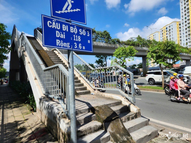 Sụt lún gây nứt, vỡ kết cấu bê tông công trình cầu bộ hành số 2 trên đại lộ Võ Văn Kiệt, phường An Lạc. Ảnh: TK