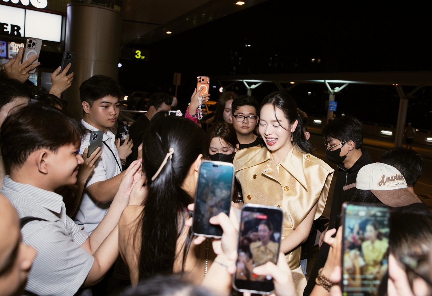 Đông đảo người hâm mộ ra sân bay tiễn Thanh Thủy.