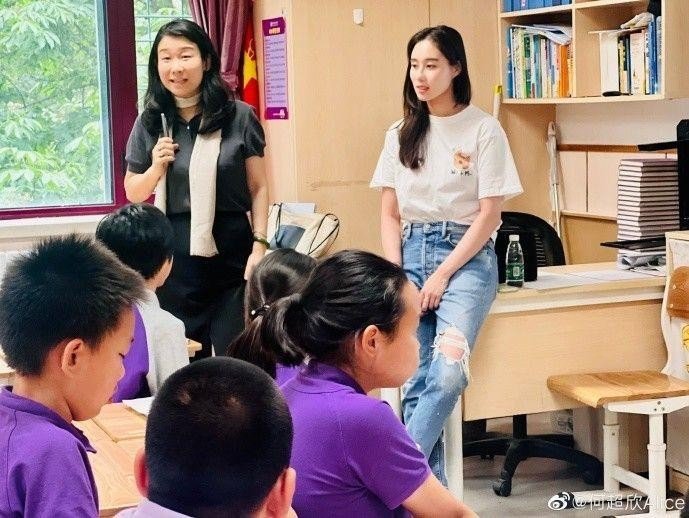 Theo HK01, thời điểm này Hà Siêu Hân đảm nhận vai trò giáo viên tại trường tiểu học trực thuộc Đại học Thanh Hoa (Bắc Kinh) - một trong những cơ sở giáo dục danh giá hàng đầu Trung Quốc. Hình ảnh cô đứng trên bục giảng nhanh chóng viral trên mạng xã hội.